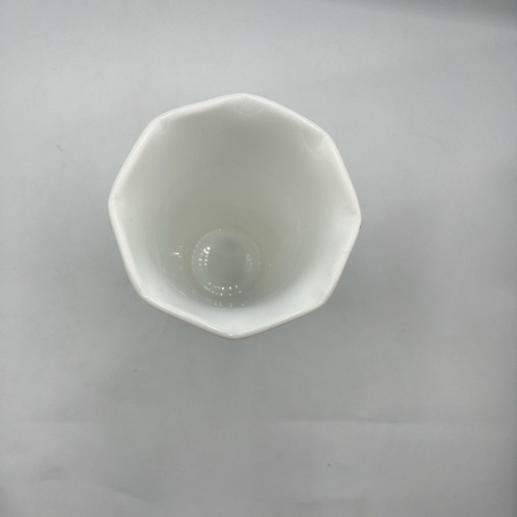 Vintage white milk glass vase with scalloped edge. - Picture 2 of 2